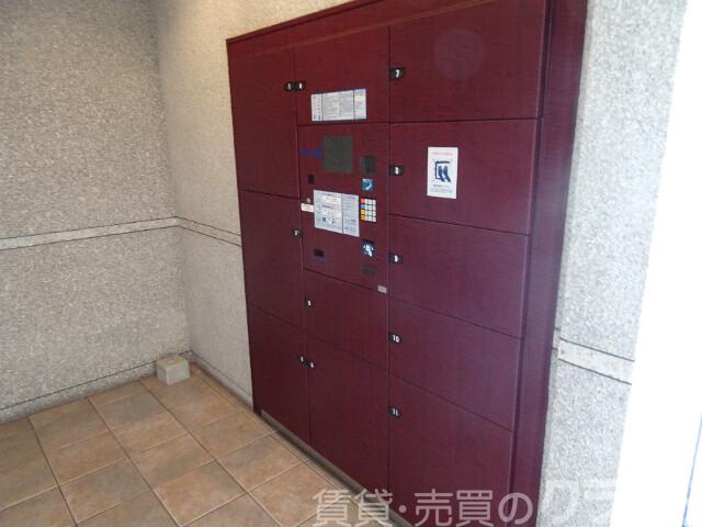 エントランス　留守中の荷物の受取は宅配ＢＯＸで♪