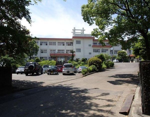 中学校　宮崎市立高岡中学校（中学校）まで812m