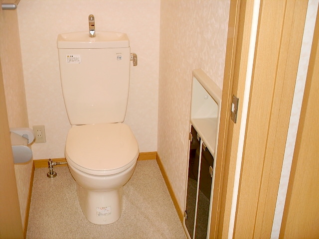 トイレ　ちょっとした収納が嬉しいですね
