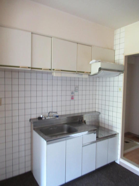 ブルーライン 伊勢佐木長者町駅 徒歩2分 8階建 築42年のキッチン写真
