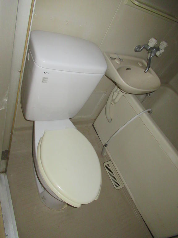ブルーライン 伊勢佐木長者町駅 徒歩2分 8階建 築42年のトイレ写真