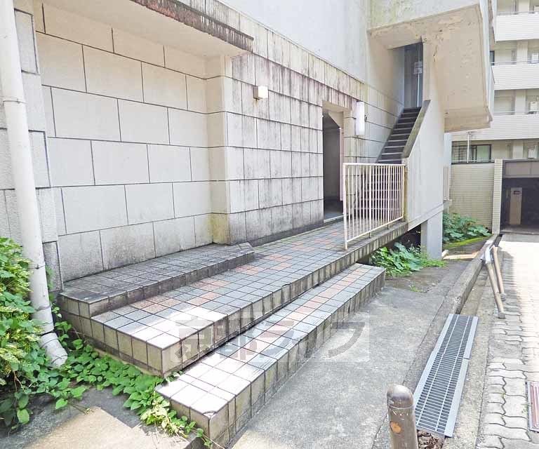 【京都市北区衣笠氷室町のマンションのエントランス】