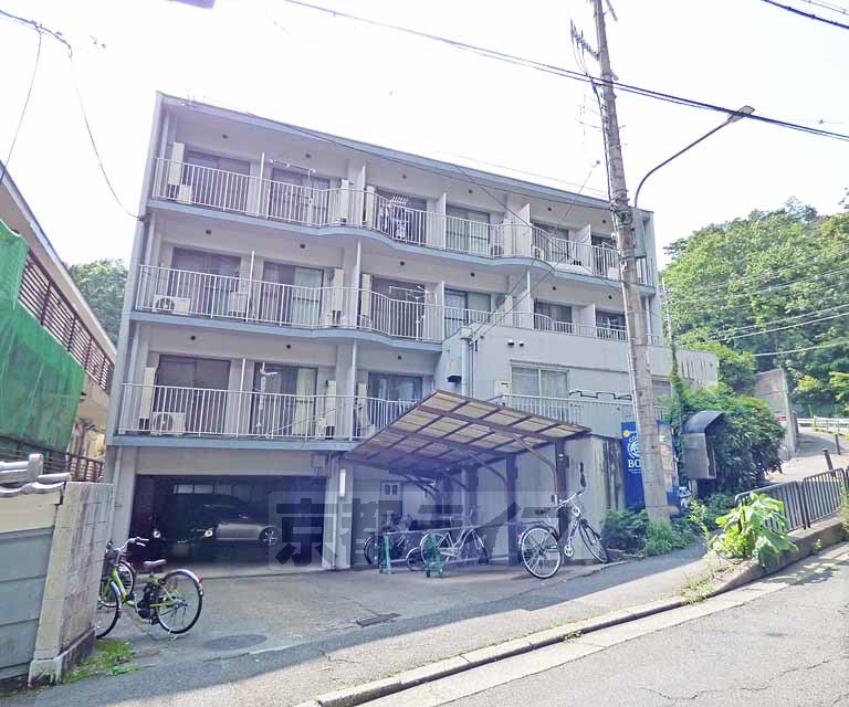 【京都市北区衣笠氷室町のマンションの建物外観】