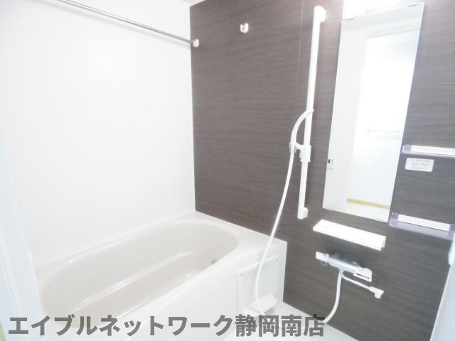 バス・シャワールーム　落ち着いた空間のお風呂です