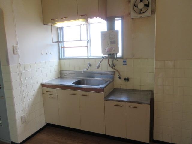 キッチン　窓もあるので換気もバッチリ