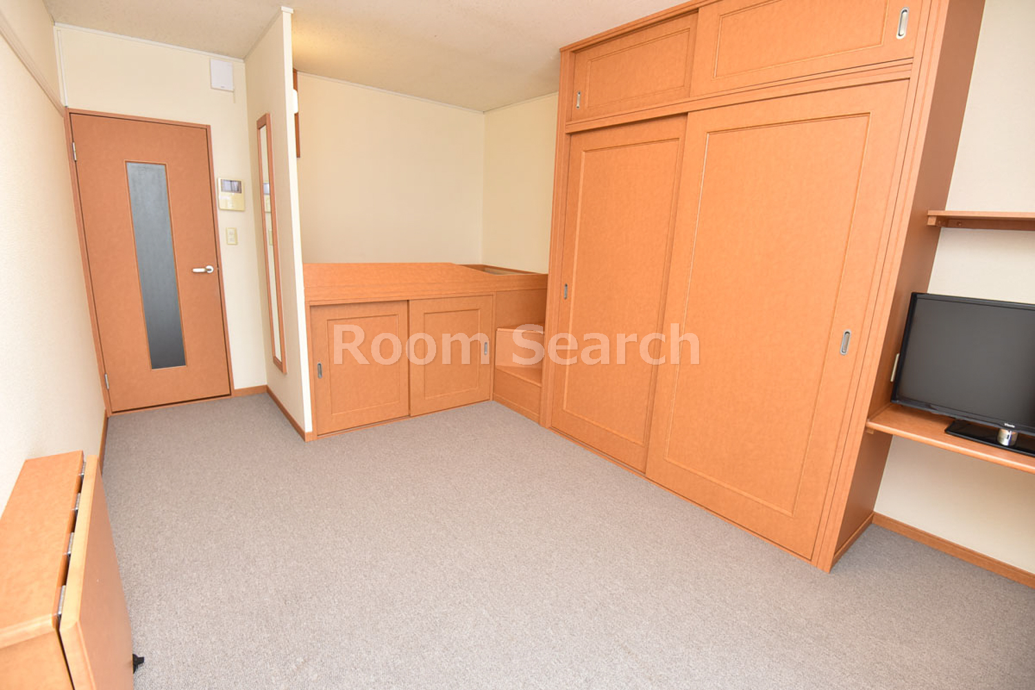 居室・リビング　姿見鏡、ベット下収納、階段下収納