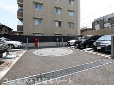駐車場　機械式3段駐車場です。ターンテーブルがあります