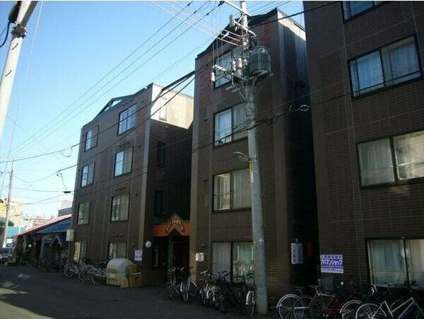 札幌市中央区南八条西のマンションの建物外観