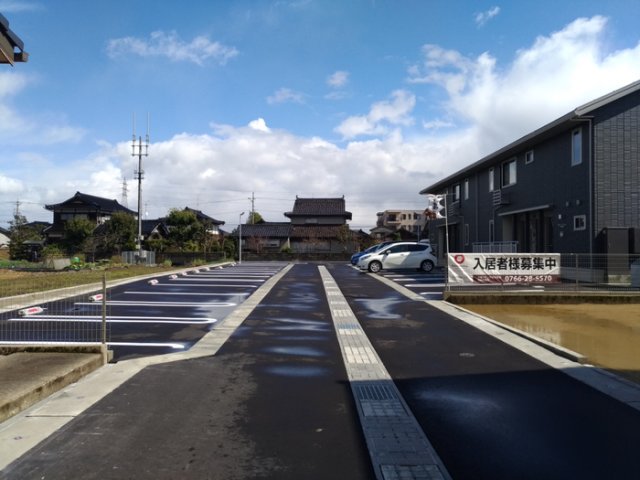 【高岡市出来田のアパートの駐車場】