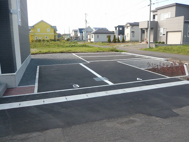 【苫小牧市澄川町のアパートの駐車場】