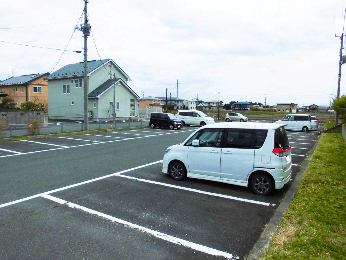 【花巻市南万丁目のマンションの駐車場】