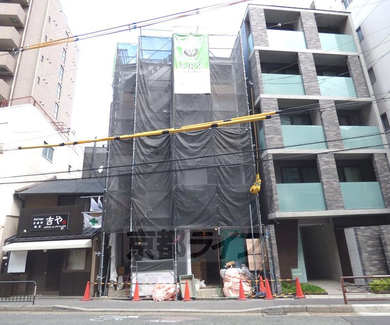 【京都市上京区元本満寺町のマンションの建物外観】