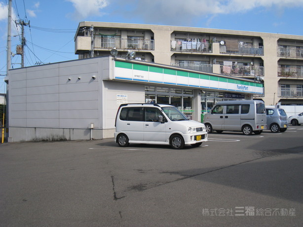 コンビニ　ファミリーマート（コンビニ）まで750m
