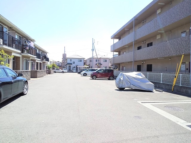 【松山市清住のアパートの駐車場】