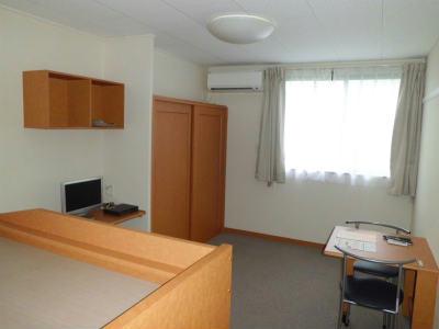 居室・リビング　エアコン・照明・カーテンなどが付いて、引越しも楽々です。