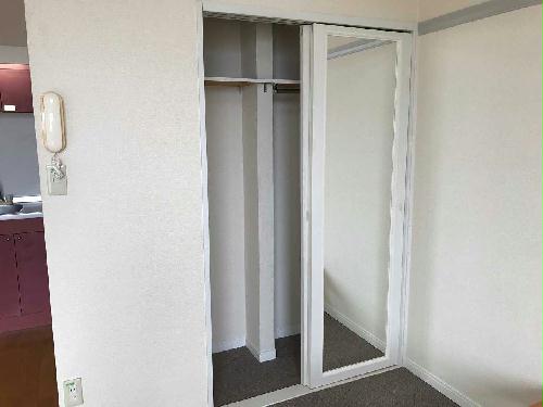 収納　収納の扉は鏡になってます