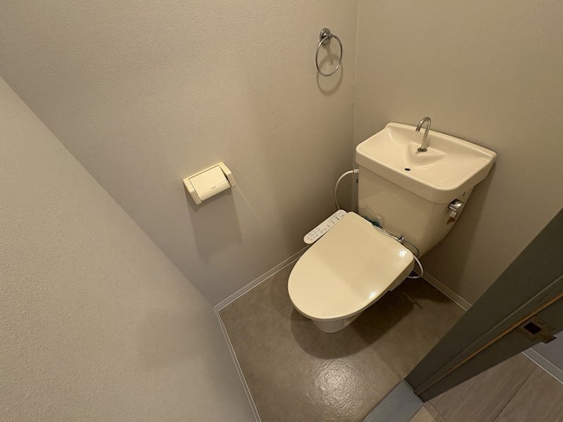 トイレ　温水洗浄便座も付いて清潔なトイレ