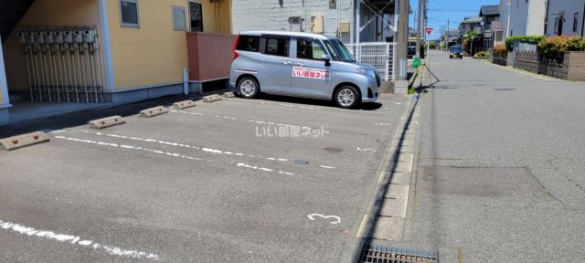 【新潟市秋葉区さつき野のアパートの駐車場】