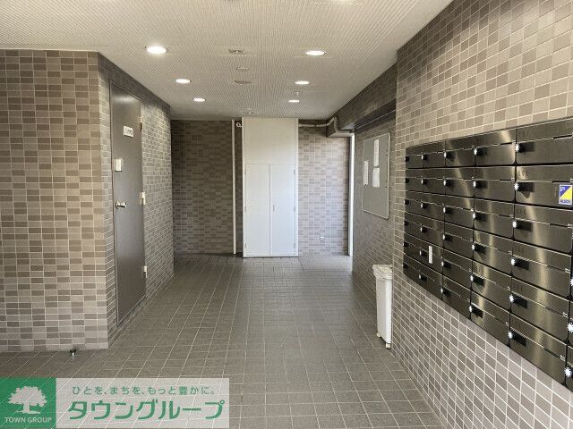 【春日部市上蛭田のマンションのエントランス】