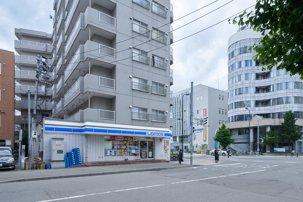 【札幌市中央区南一条西のマンションのコンビニ】