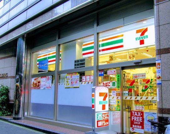 コンビニ　セブン－イレブン西麻布３丁目六本木通り店（コンビニ）まで296m