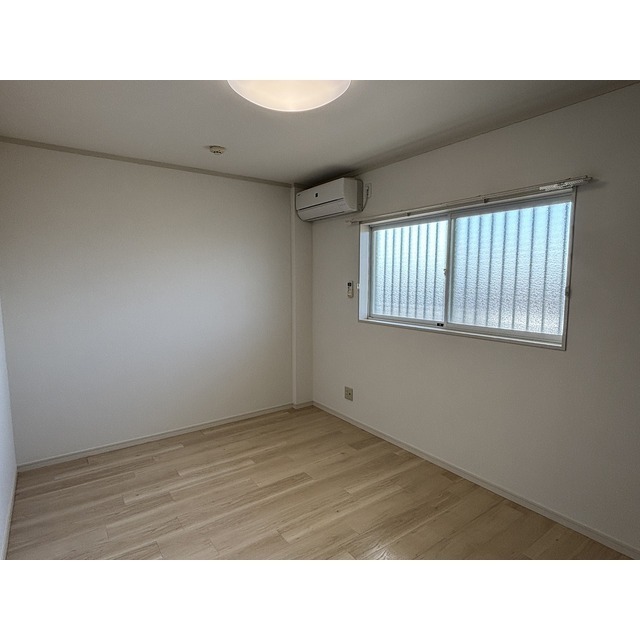 その他　玄関側　洋室６帖