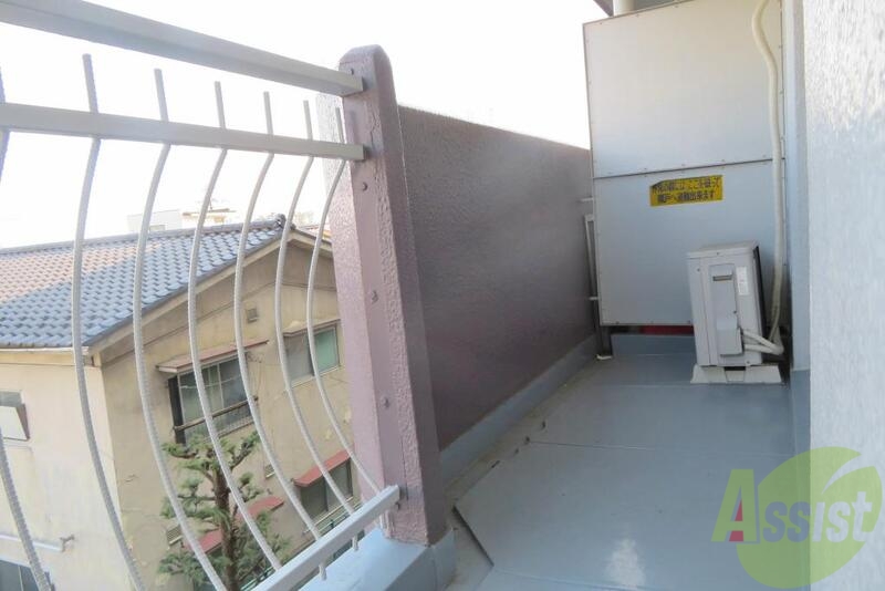 バルコニー　バルコニーも広々でお布団が干せますね。