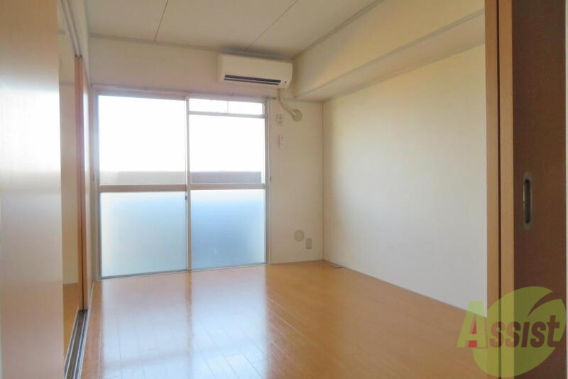 居室・リビング　広いいリビングに光がたくさん差し込みますね。