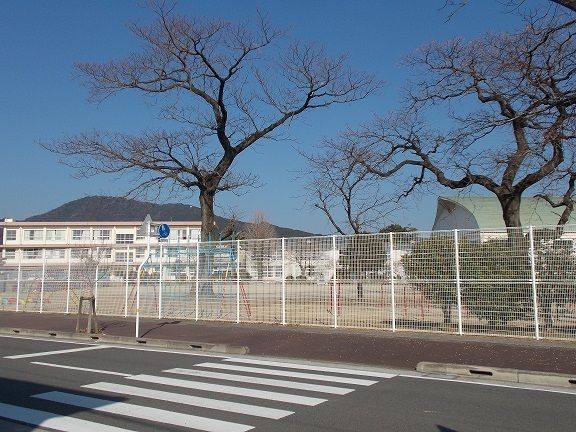 小学校　南方小学校（小学校）まで650m