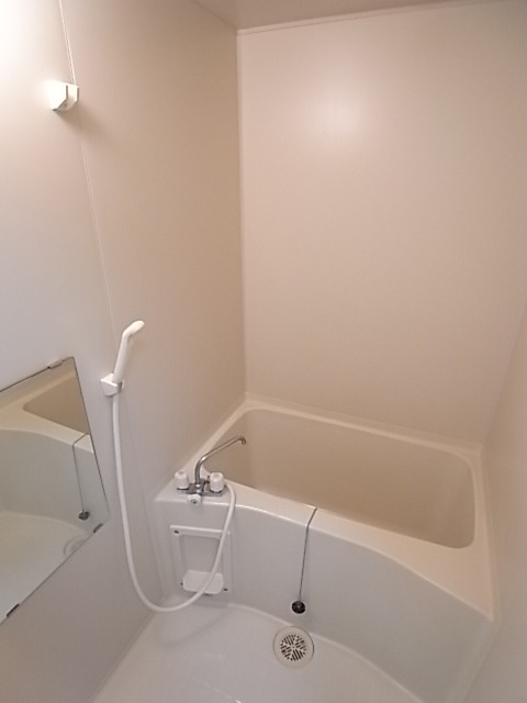 バス・シャワールーム　お風呂・トイレ別のセパレートはいいですね。