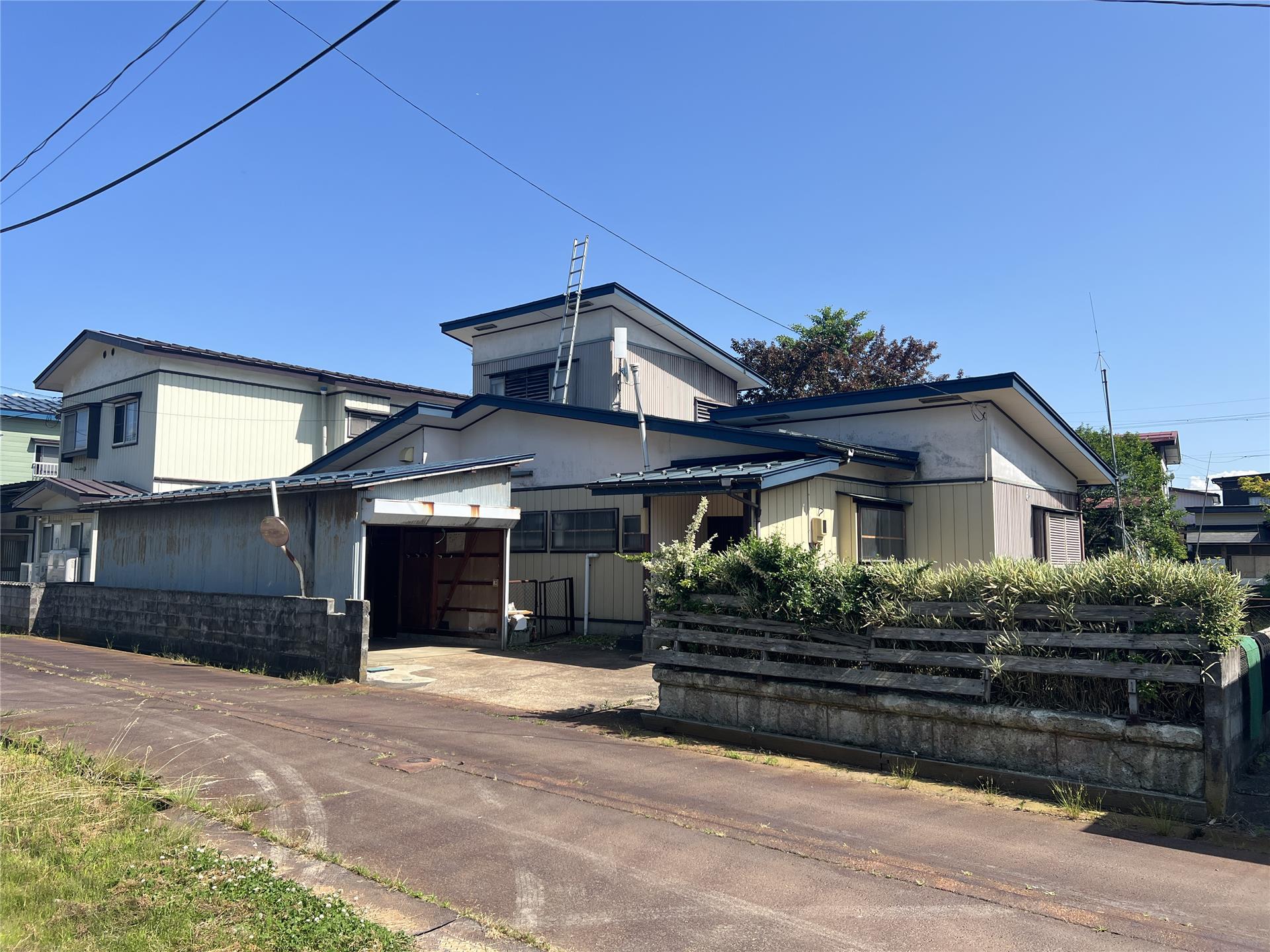 建物外観　車庫付き！庭付き！