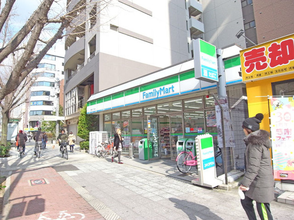 コンビニ　ファミリーマートマツエダ北堀江店（コンビニ）まで70m