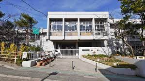 小学校　芦屋市立朝日ケ丘小学校（小学校）まで533m