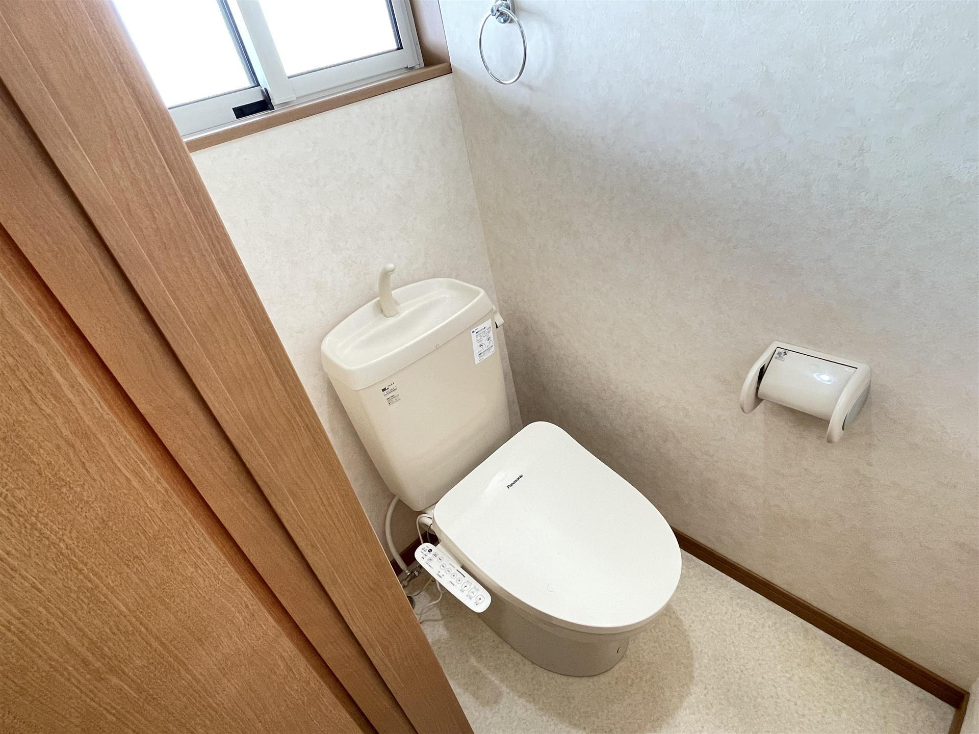 トイレ　温水洗浄便座です。