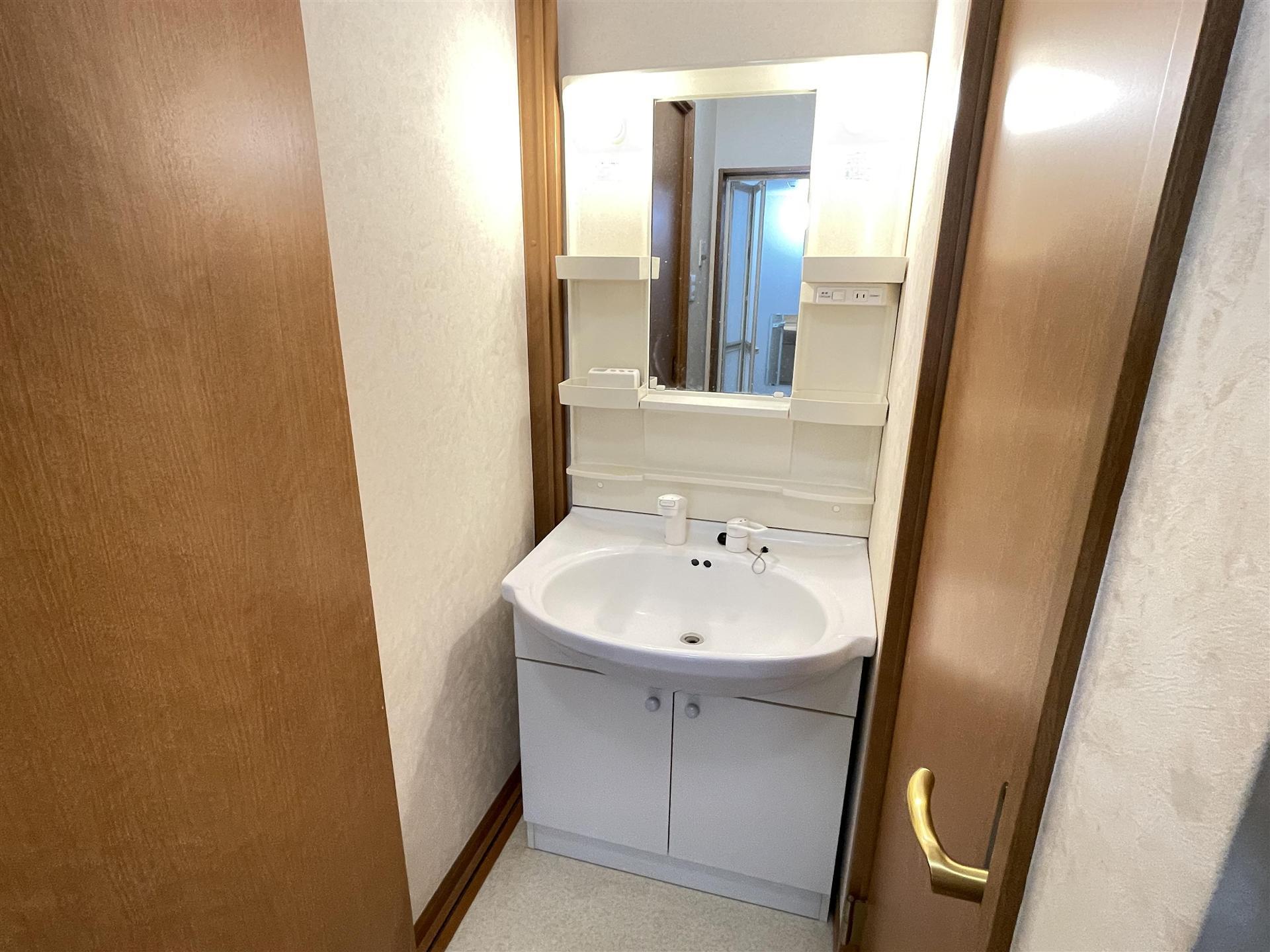 洗面設備　洗髪洗面化粧台。