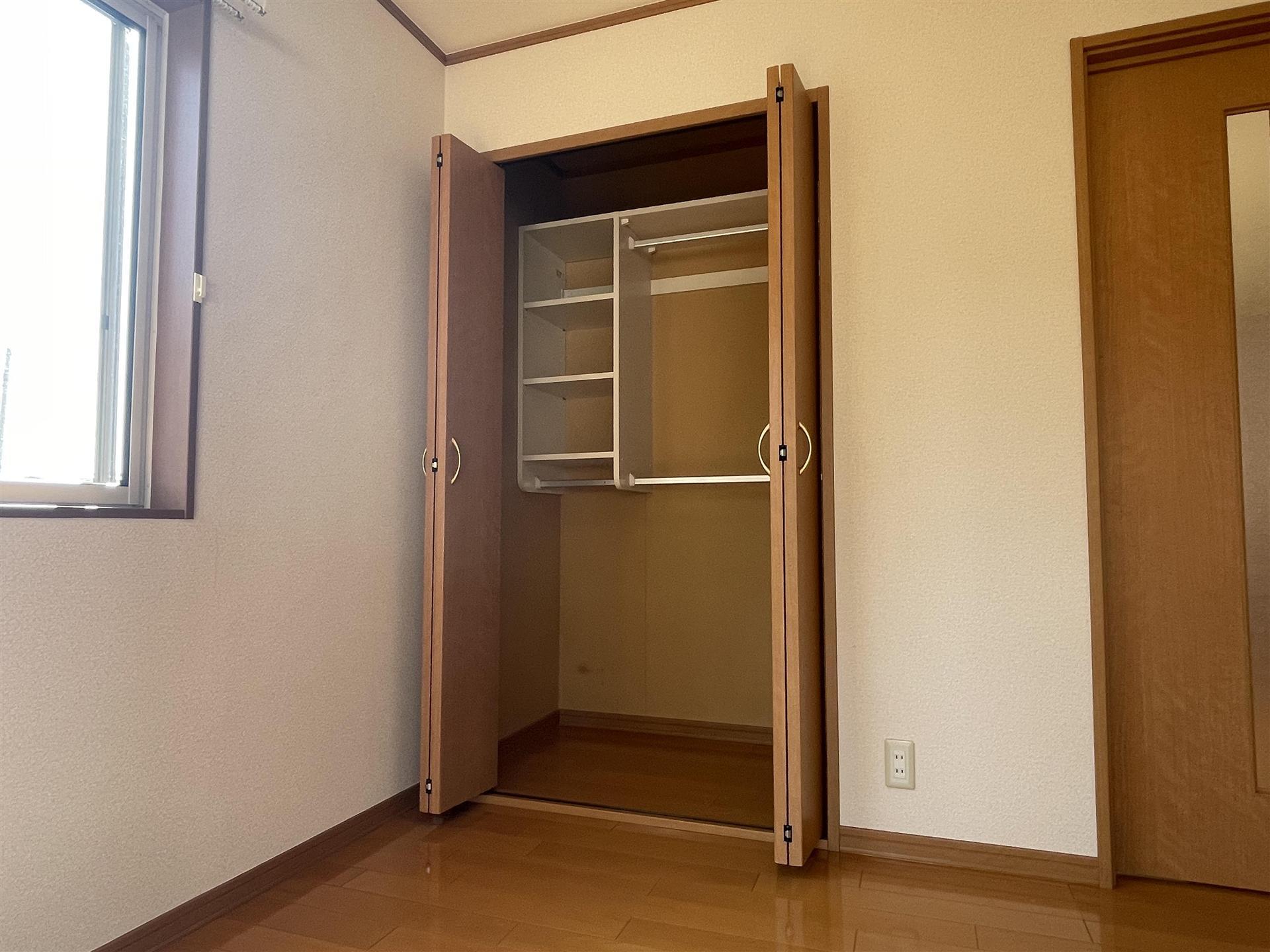 収納　ハンガーポールがついているので便利な収納です♪