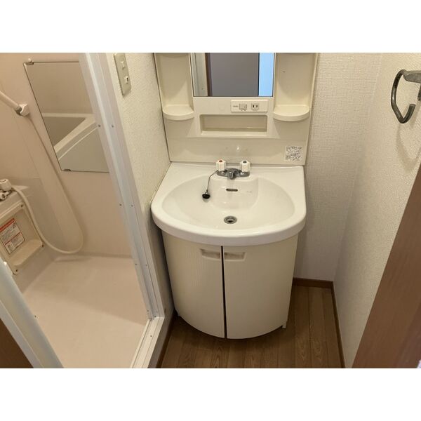 洗面設備　朝の支度にも助かる、独立の洗髪洗面化粧台