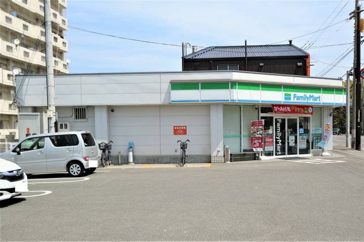 コンビニ　ファミリーマート庄町三丁目店（コンビニ）まで389m