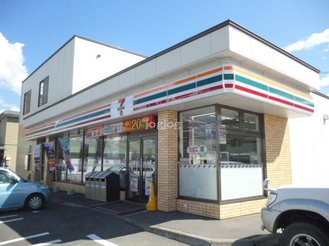 コンビニ　セブンイレブン北見とん田東町店（コンビニ）まで938m