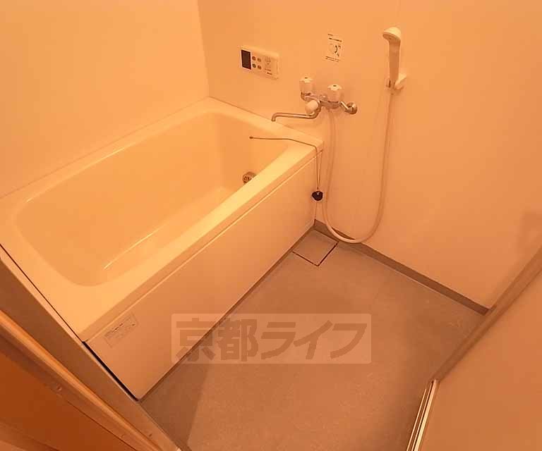 バス・シャワールーム　すっきりとした浴室です。