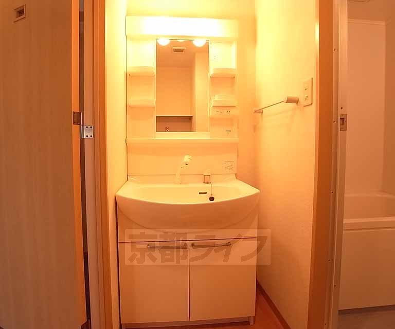 洗面設備　シンプルな洗面台です。