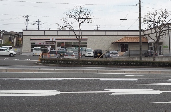 コンビニ　セブンイレブン（コンビニ）まで400m