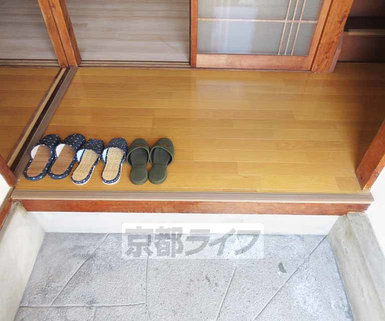 玄関　腰掛け可能です。