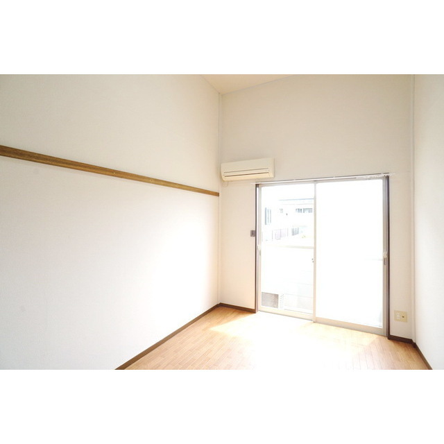 居室・リビング　明るい日差しの室内