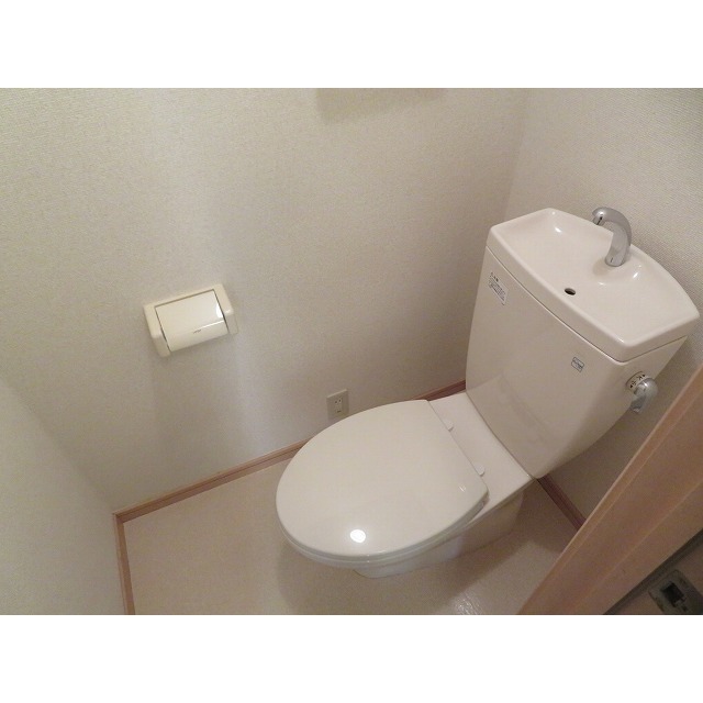 トイレ　落ち着いた色調のトイレです