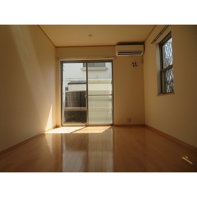 居室・リビング　こちらのリビングで趣味の時間をお楽しみください