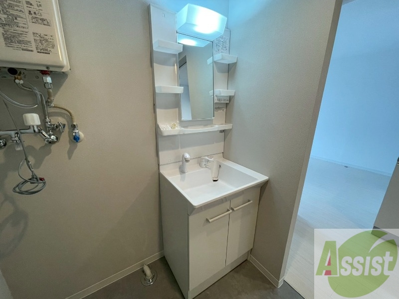 洗面設備　大きくて使いやすそうな独立洗面台になっています。