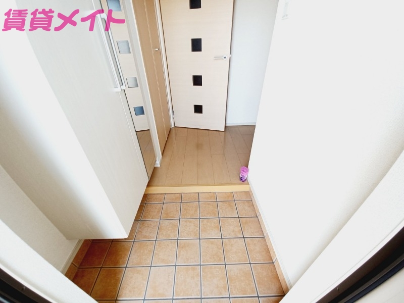 玄関　同型、反転タイプの部屋写真です。