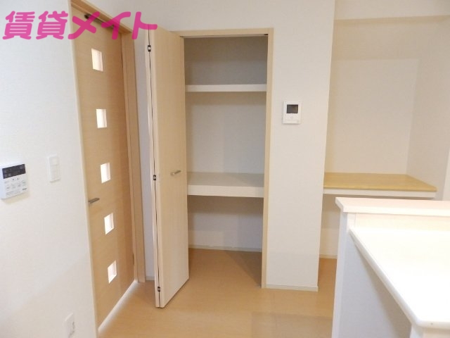 収納　同型、反転タイプの部屋写真です。