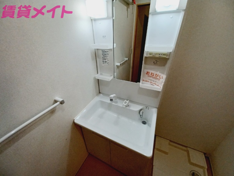 洗面設備　同型、反転タイプの部屋写真です。